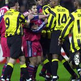 Die Karten-Flut  Gleich zweimal Rot, einmal Gelb-Rot und zehnmal Gelb zeigte Referee Hartmut Strampe beim 1:1 am 7. April 2001 in Dortmund - einer wüsten Treterei. Bixente Lizarazu (Bildmitte) und Stefan Effenberg vom FC Bayern und Evanilson vom BVB flogen vom Platz.