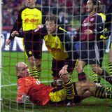 Keeper Koller  Nachdem BVB-Keeper Jens Lehmann gegen die Bayern am 9. November 2002 wegen Meckerns mit Gelb-Rot vom Platz geflogen war, musste Jan Koller ins Tor. Den Stürmer traf aber keine Schuld an der 1:2-Auswärtspleite: Er hielt sein Tor knapp eine halbe Stunde bis Schlusspfiff sauber und wurde vom "Kicker" in die Elf des Tages gewählt - als Torwart.