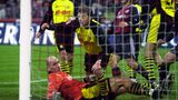 Keeper Koller  Nachdem BVB-Keeper Jens Lehmann gegen die Bayern am 9. November 2002 wegen Meckerns mit Gelb-Rot vom Platz geflogen war, musste Jan Koller ins Tor. Den Stürmer traf aber keine Schuld an der 1:2-Auswärtspleite: Er hielt sein Tor knapp eine halbe Stunde bis Schlusspfiff sauber und wurde vom "Kicker" in die Elf des Tages gewählt - als Torwart.