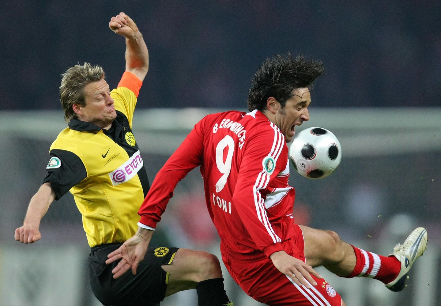 Bayern gewinnt dank Luca Toni  Im ersten Endspiel zwischen FCB und BVB markierte der unvergessene Luca Toni am 19. April 2008 in der Verlängerung seinen zweiten Treffer zum 2:1-Sieg der Bayern. Wenig später trennte sich der BVB von Coach Thomas Doll und verpflichtete Jürgen Klopp.
