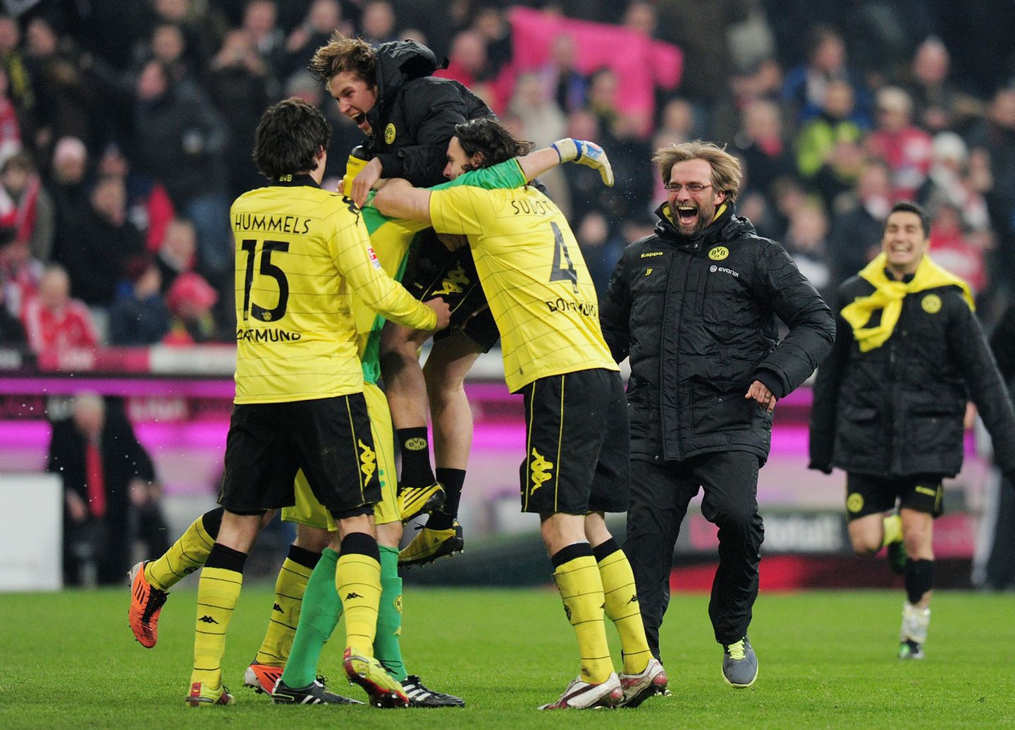 Deutscher Clásico: Erster Sieg in München seit 19 Jahren Im zweiten Teil der Wachablösung (das Hinspiel gewann der BVB bereits mit 2:0) feierten die Dortmunder am 26. Februar 2011 einen furiosen 3:1-Sieg in München. Klopps Kommentar: "Beim letzten Sieg in München wurden die meisten meiner Spieler ja noch gestillt!" Erster Sieg in München seit 19 Jahren Im zweiten Teil der Wachablösung (das Hinspiel gewann der BVB bereits mit 2:0) feierten die Dortmunder am 26. Februar 2011 einen furiosen 3:1-Sieg in München. Klopps Kommentar: "Beim letzten Sieg in München wurden die meisten meiner Spieler ja noch gestillt!"