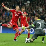 Entscheidendes Tor  2013 revanchierten sich die Bayern für die kleine Niederlagenserie. Sie trafen die Dortmunder mitten ins Herz: Im hart umkämpften Champions-League-Finale erzielte Arjen Robben in der 89. Minute frei vor BVB-Keeper Roman Weidenfeller den entscheidenden Treffer zum Champions-League-Sieg.