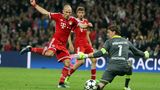Entscheidendes Tor  2013 revanchierten sich die Bayern für die kleine Niederlagenserie. Sie trafen die Dortmunder mitten ins Herz: Im hart umkämpften Champions-League-Finale erzielte Arjen Robben in der 89. Minute frei vor BVB-Keeper Roman Weidenfeller den entscheidenden Treffer zum Champions-League-Sieg.