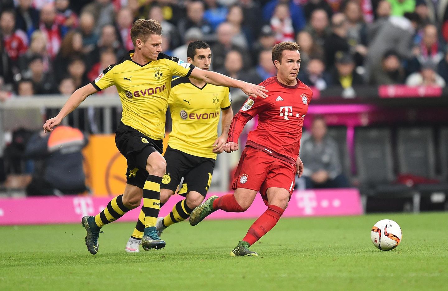 Dortmunder Held in bayrischen Kleidern  Im Hinspiel der vergangenen Saison siegten die Bayern in Dortmund deutlich mit 3:0. Das erste Tor erzielte dabei einer, der in den Vorjahren noch die BVB-Fans begeistert hatte: Mario Götze wechselte in der Sommerpause für 37 Millionen Euro vom "Pott" an die Isar.