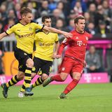 Dortmunder Held in bayrischen Kleidern  Im Hinspiel der vergangenen Saison siegten die Bayern in Dortmund deutlich mit 3:0. Das erste Tor erzielte dabei einer, der in den Vorjahren noch die BVB-Fans begeistert hatte: Mario Götze wechselte in der Sommerpause für 37 Millionen Euro vom "Pott" an die Isar.