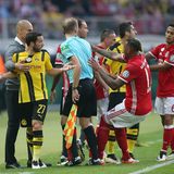 Streitlust  Im Pokalfinale 2016 gerieten die Profis beider Teams gehörig aneinander. Bayern-Trainer Pep Guardiola beruhigt Gonzalo Castro. Am Ende gewinnen die Bayern im Elfmeterschießen.