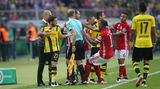Streitlust  Im Pokalfinale 2016 gerieten die Profis beider Teams gehörig aneinander. Bayern-Trainer Pep Guardiola beruhigt Gonzalo Castro. Am Ende gewinnen die Bayern im Elfmeterschießen.