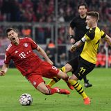 Klatsche  Auch wenn es hier anders aussieht, im Frühjahr 2019 kassierten Marco Reus und der BVB die Klatsche. Glatt mit 5:0 überrannten Robert Lewandowski und die Bayern den Konkurrenten, der in allen Belangen unterlegen war. Das Foul von Reus geschah auch aus Frust.