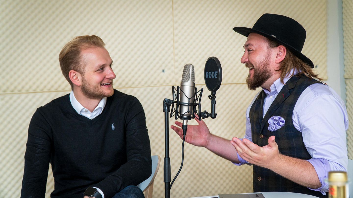 Und einen Podcast machen die beiden auch noch. Dort sprechen sie - natürlich - über Cocktails und Drinks.