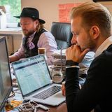 Neben Podcasts einsprechen, Probe-Trinken und Foto-Shootings bleibt den beiden aber auch klassische Büroarbeit nicht erspart. Hier verschafft sich Andreas Wegelin einen Überblick über die eingegangenen Bestellungen. Einer der Schwerpunkte des Shops liegt auf alkoholfreien Spirituosen.