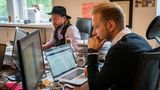 Neben Podcasts einsprechen, Probe-Trinken und Foto-Shootings bleibt den beiden aber auch klassische Büroarbeit nicht erspart. Hier verschafft sich Andreas Wegelin einen Überblick über die eingegangenen Bestellungen. Einer der Schwerpunkte des Shops liegt auf alkoholfreien Spirituosen.