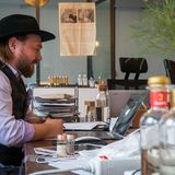 Auch auf den Schreibtischen türmen sich überall Flaschen.