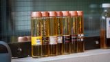 Die kleinen Probefläschchen mit dem kupferfarbenen Verschluss - hier mit diversen Whiskysorten, etwa dem weichen Einsteigerwhisky Nikka Days - wurden zum Markenzeichen von Tastillery.