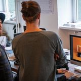 Das Team diskutiert die Bilder eines Shootings. Mit farbenfrohen, klar arrangierten Bildern und witzigen Ansprache wollen die Gründer jünger und moderner wirken als ihre Mitbewerber.