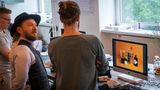 Das Team diskutiert die Bilder eines Shootings. Mit farbenfrohen, klar arrangierten Bildern und witzigen Ansprache wollen die Gründer jünger und moderner wirken als ihre Mitbewerber.
