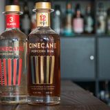 Erhältlich ist er in zwei Varianten: Links die drei Jahre gelagerte, helle Version, rechts der aromatischere dunkle Rum. 