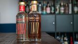 Erhältlich ist er in zwei Varianten: Links die drei Jahre gelagerte, helle Version, rechts der aromatischere dunkle Rum. 