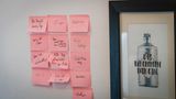 In bester Start-up-Manier kleben Post-its mit Arbeitsaufträgen an der Wand.