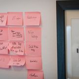 In bester Start-up-Manier kleben Post-its mit Arbeitsaufträgen an der Wand.