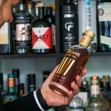 Tastillery-Gründer Andreas Wegelin begutachtet eine der ersten Cinecane-Flaschen. Der eigene Rum mit Popcorn-Aroma ist eines der großen Hoffnungsprojekte des jungen Unternehmens, noch weiter zu wachsen und neue Zielgruppen zu erschließen.