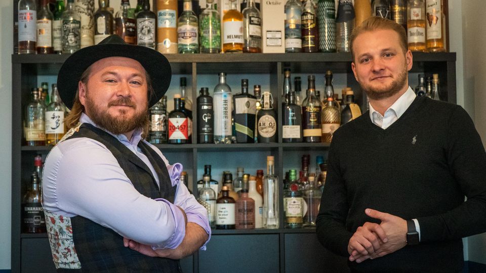 Spirituosen: Waldemar (links) und Andreas Wegelin haben Tastillery mit eigenen finanziellen Mitteln gegründet, bis heute gibt es keinen weiteren Investor. Im Hintergrund sieht man die Produkte, welche im Online-Shop geführt werden. Und gelegentlich wird das eine oder andere verkostet. Aus beruflichen Gründen, versteht sich. Waldemar (links) und Andreas Wegelin haben Tastillery mit eigenen finanziellen Mitteln gegründet, bis heute gibt es keinen weiteren Investor. Im Hintergrund sieht man die Produkte, welche im Online-Shop geführt werden. Und gelegentlich wird das eine oder andere verkostet. Aus beruflichen Gründen, versteht sich.