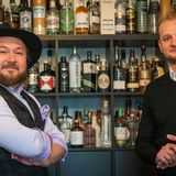 Waldemar (links) und Andreas Wegelin haben Tastillery mit eigenen finanziellen Mitteln gegründet, bis heute gibt es keinen weiteren Investor. Im Hintergrund sieht man die Produkte, welche im Online-Shop geführt werden. Und gelegentlich wird das eine oder andere verkostet. Aus beruflichen Gründen, versteht sich.