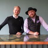 Die beiden Tastillery-Gründer am Showtresen im Studio.