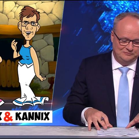 heute-show Moderator Welke schmunzelt über ein Bild, das Merkel und AKK im Asterix-Stil zeigt