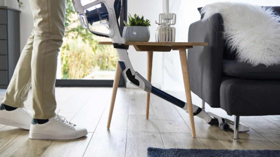 Tierische sauber: Der neue Akkustaubsauger „Air Force Flex“ von Rowenta: für müheloses Saugen unter flachen Möbeln und bis in die verstecktesten Ecken dank flexiblem Saugrohr. Wir verlosen 1x einen Rowenta „Air Force Flex 560“ im Wert von  490 Euro. www.rowenta.de