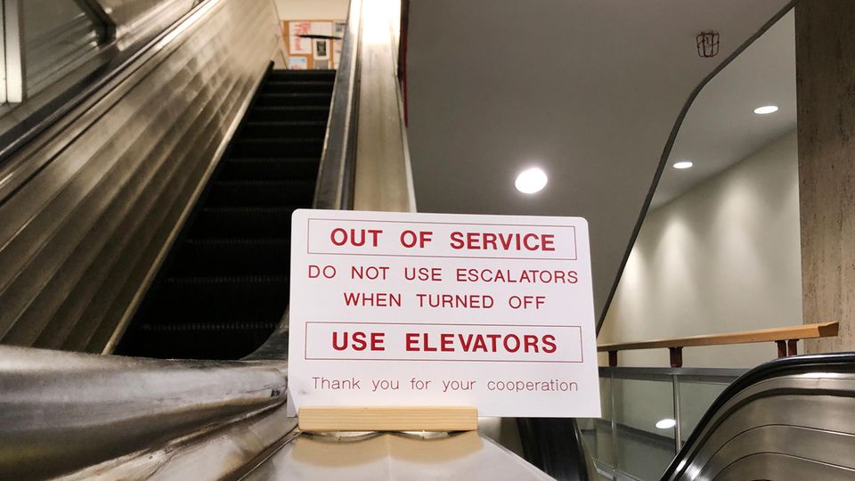 Ein Schild besagt: Die Rolltreppen im UN-Hauptquartier sind außer Betrieb