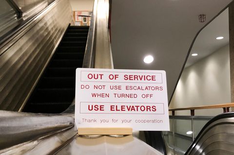 Ein Schild besagt: Die Rolltreppen im UN-Hauptquartier sind außer Betrieb