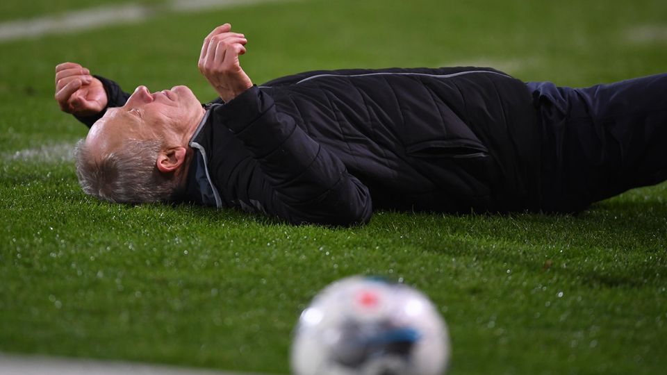 Niedergestreckt: Freiburgs Trainer Christian Streich Niedergestreckt: Freiburgs Trainer Christian Streich