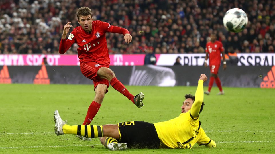 Bayerns Thomas Müller obenauf, Mats Hummels am Boden