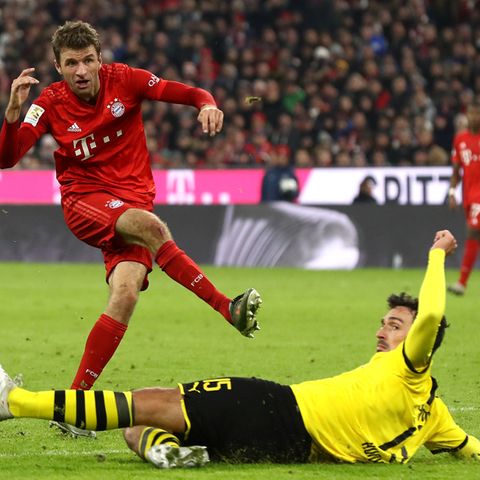 Bayerns Thomas Müller obenauf, Mats Hummels am Boden