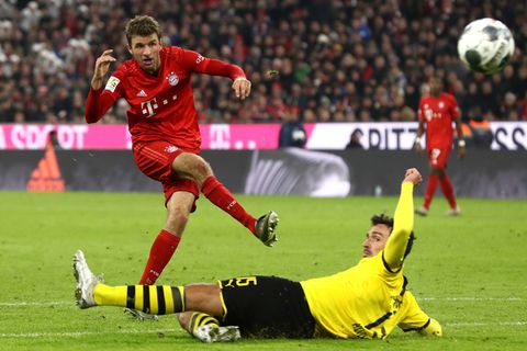 Bayerns Thomas Müller obenauf, Mats Hummels am Boden