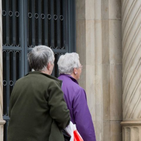Grundrente: Renter am Geldautomat