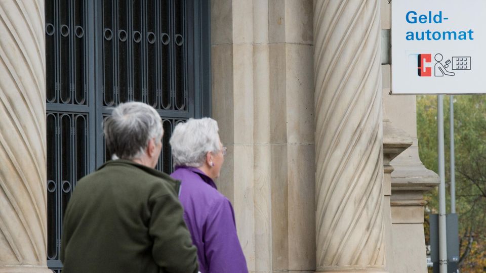 Pressestimmen zur Grundrente: "Ein Hoffnungsschimmer – für künftige Senioren genau wie für die angeschlagene Groko" Grundrente: Renter am Geldautomat