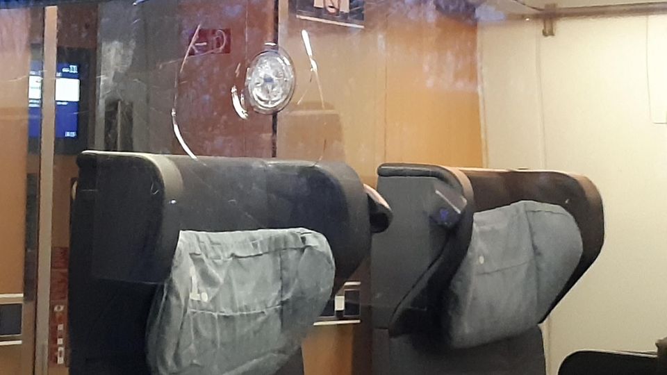 ICE bei Tempo 200 mit Steinen beworfen – Fenster hielten Beschädigtes ICE-Fenster