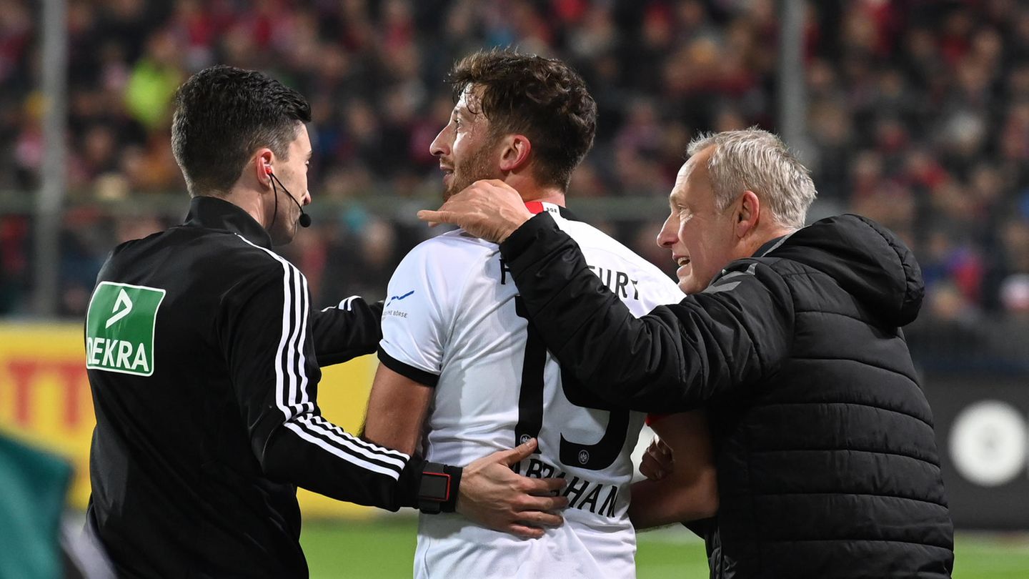 Christian Streich legt den Arm um den aufgebrachten David Abraham