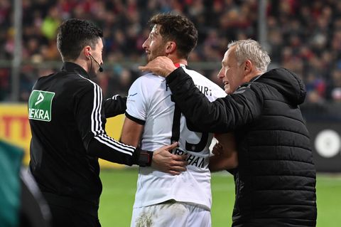 Christian Streich legt den Arm um den aufgebrachten David Abraham