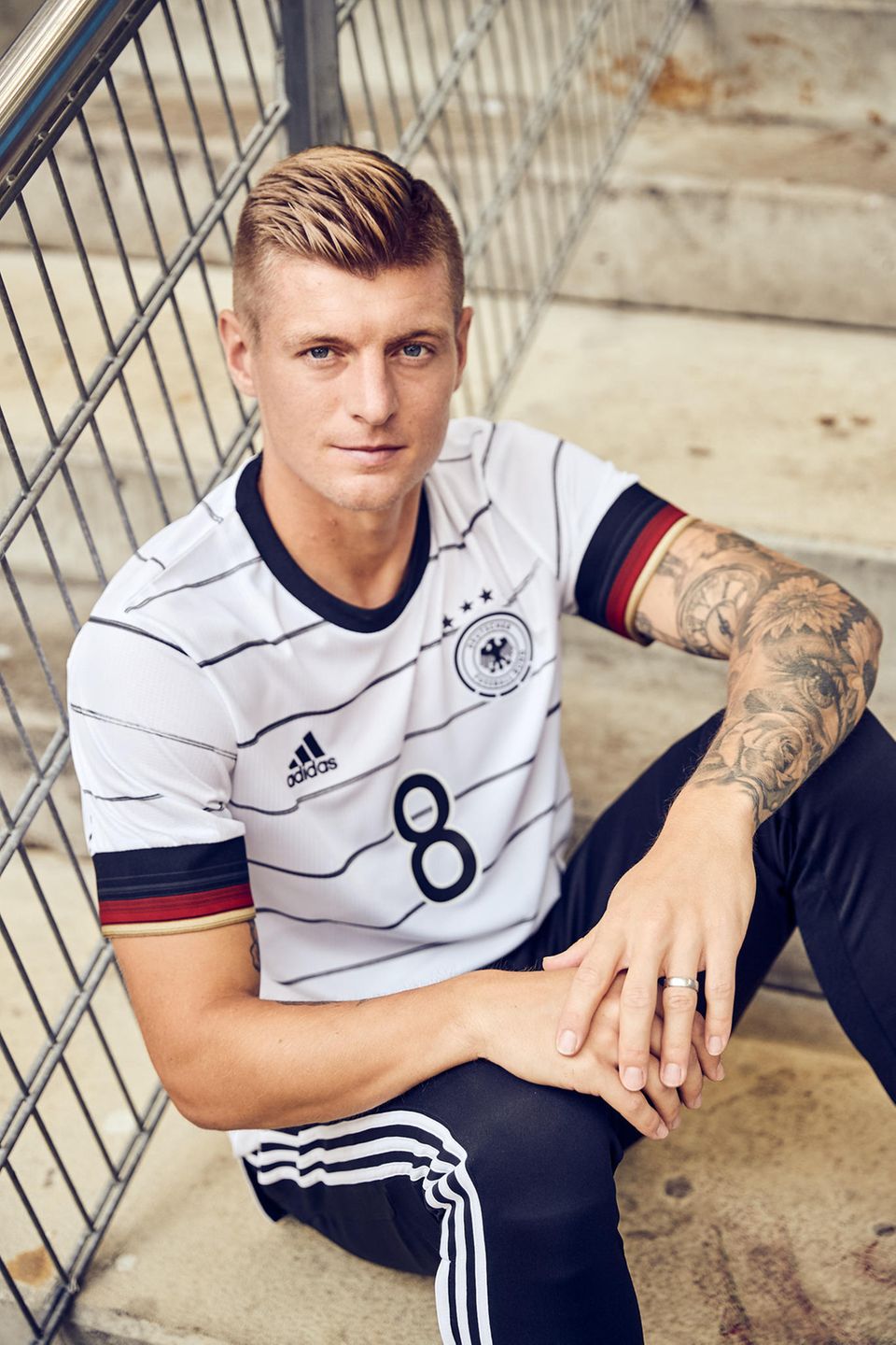 Aufbauspieler Toni Kroos im neuen Dress der deutschen Fußballnationalmannschaft Aufbauspieler Toni Kroos im neuen Dress der deutschen Fußballnationalmannschaft