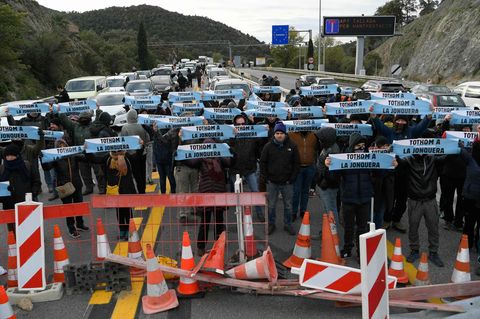 Ganz Spanien eine einzige Blockade: Der "Demokratische Tsunami für zivilen Ungehorsam", eine Gruppe katalanischer Separatisten, versperrt eine Autobahn an der Grenze zu Frankreich.