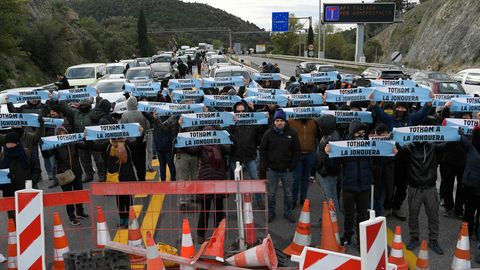 Ganz Spanien eine einzige Blockade: Der "Demokratische Tsunami für zivilen Ungehorsam", eine Gruppe katalanischer Separatisten, versperrt eine Autobahn an der Grenze zu Frankreich.