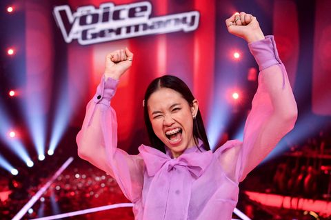 Claudia Emmanuela Santoso wirft Arme in die Luft