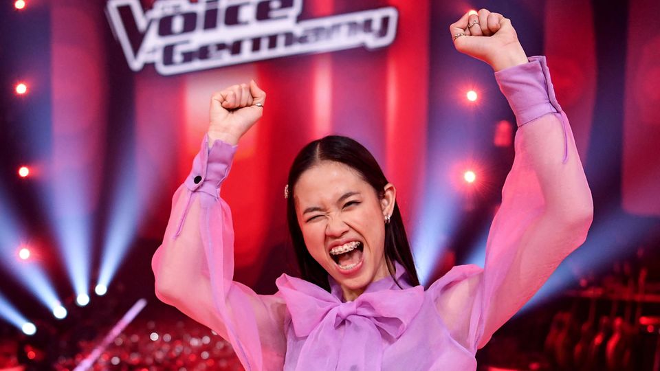 Claudia Emmanuela Santoso wirft Arme in die Luft