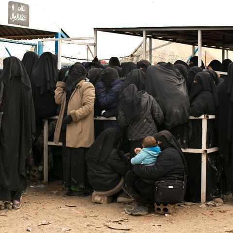 Frauen stellen sich für Hilfsgüter im syrischen lager al-Haul an