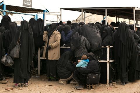 Frauen stellen sich für Hilfsgüter im syrischen lager al-Haul an