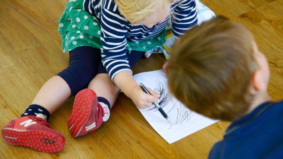 Die Kinder sind vier bis zwölf Jahre alt. Viele haben Entsetzliches erlebt, manche neigen zu Gewaltausbrüchen Die Kinder sind vier bis zwölf Jahre alt. Viele haben Entsetzliches erlebt, manche neigen zu Gewaltausbrüchen