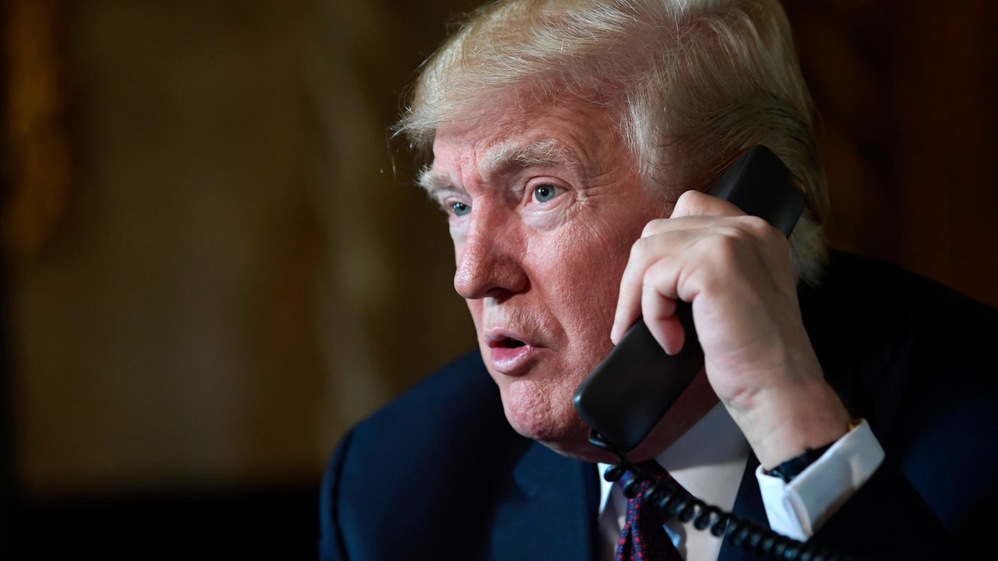 Donald Trump telefoniert