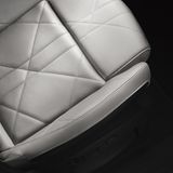 Die Sitzbezüge sind im typischen DS-Wabendesign gehalten